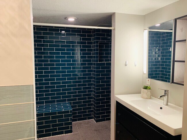 Building Photo - Legal Basement Apartment for rent!