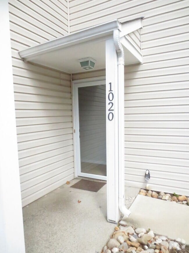 Building Photo - 1020 Pebblewood Dr