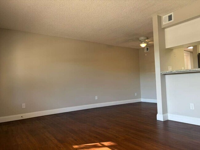 Foto del edificio - Updated One Bedroom Apartment  Near Downtown Gulfport