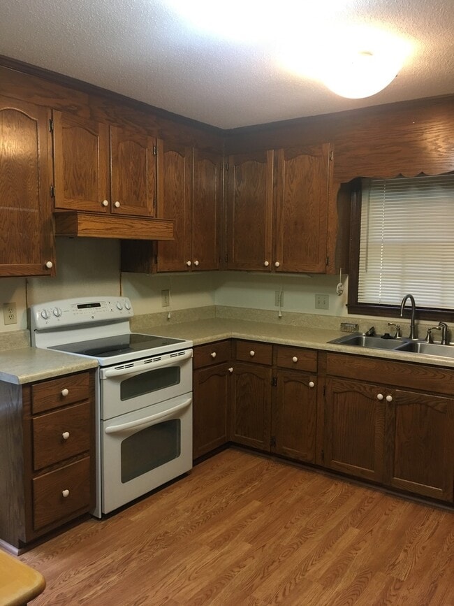 Building Photo - Spacious 3 Bedroom 2.5 Bath home located i...