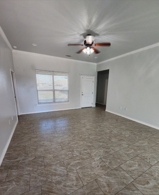 Building Photo - 3 bed 2 bath with 1 car garage