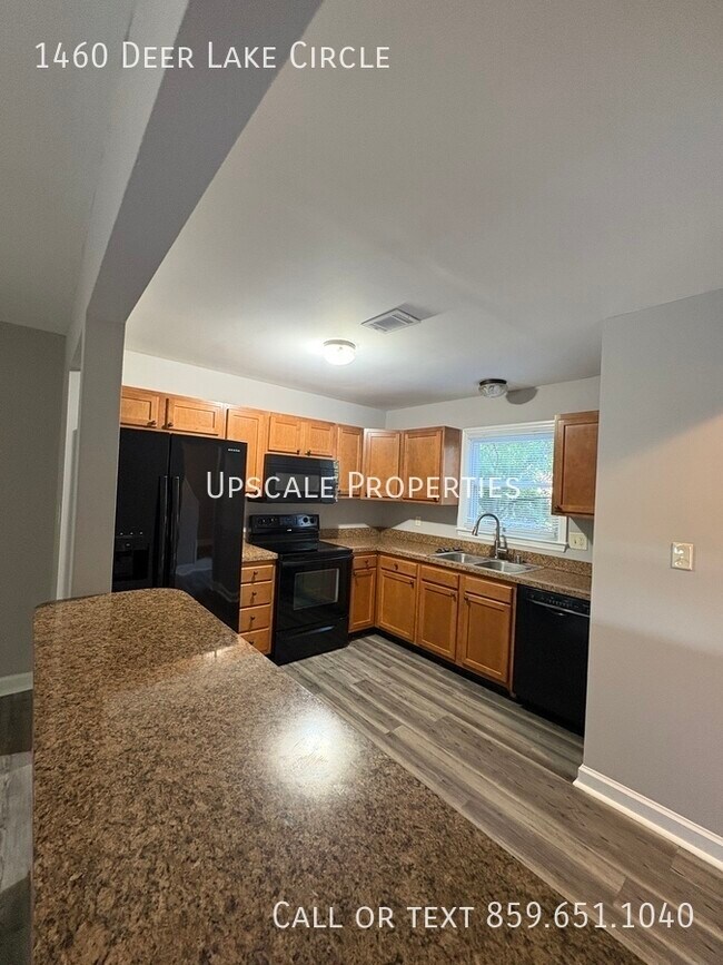 Foto del edificio - 1460 Deer Lake Cir