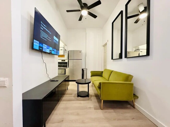 Foto del edificio - Furnished room/NOT APARTMENT