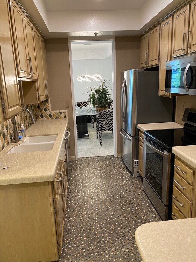 Foto del edificio - 2131 Century Park Ln