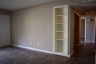 Building Photo - 5625 Antoine Dr