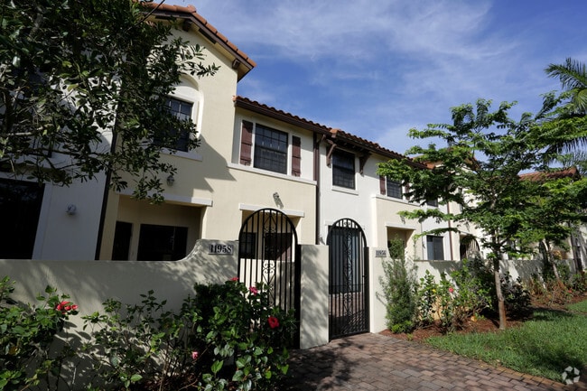 Building Photo - Grand Riviera Miramar