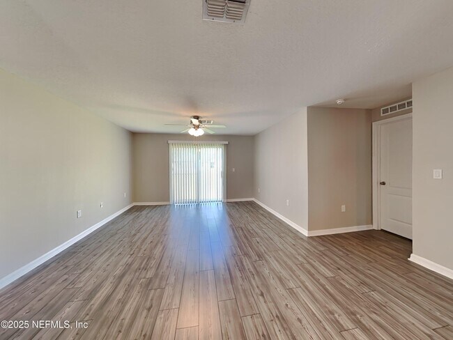 Foto del edificio - 42 Rickenbacker Dr