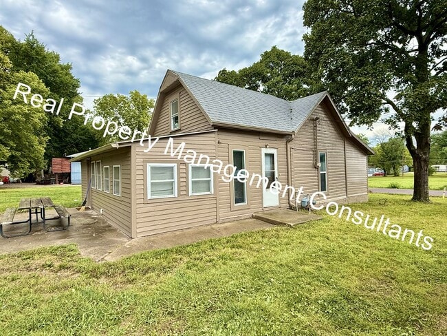 Foto del edificio - 3 Bedroom with Spacious Backyard