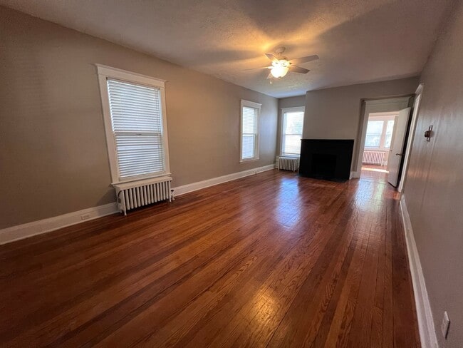 Building Photo - One Bedroom - Walking Distance to Marth's Vineyard!