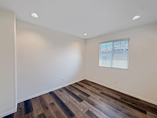 Foto del edificio - Beautiful 3B/2.5BA Home w/ Turf Backyard!
