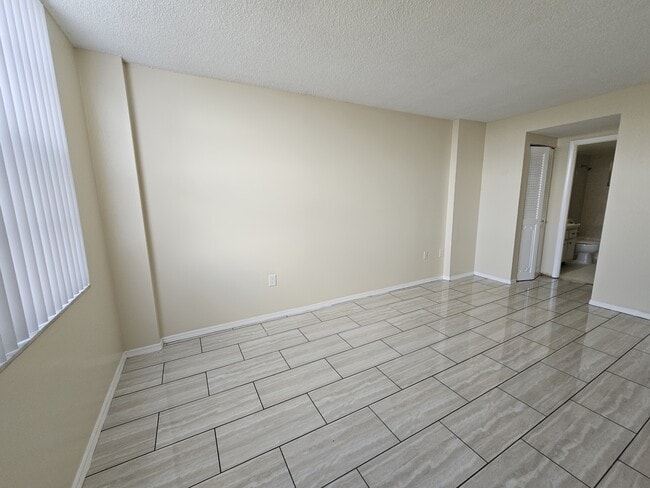 Foto del edificio - 15600 NW 7th Ave