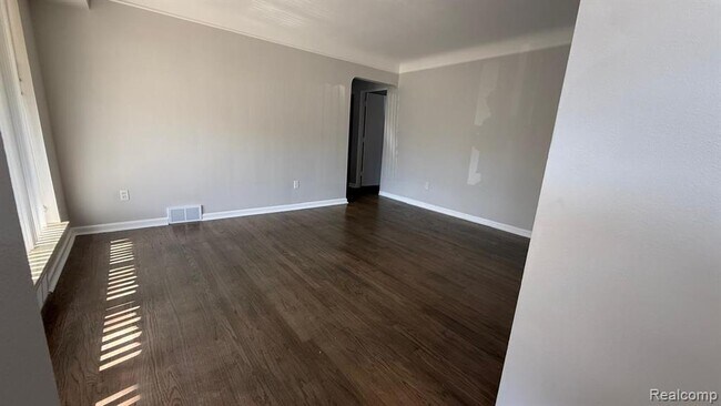 Building Photo - 29614 Rosslyn Ave