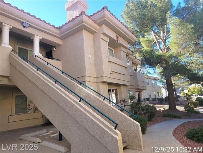 Foto del edificio - Bright Upstairs Condo with Vaulted Ceilings, Fireplace & Prime Location!