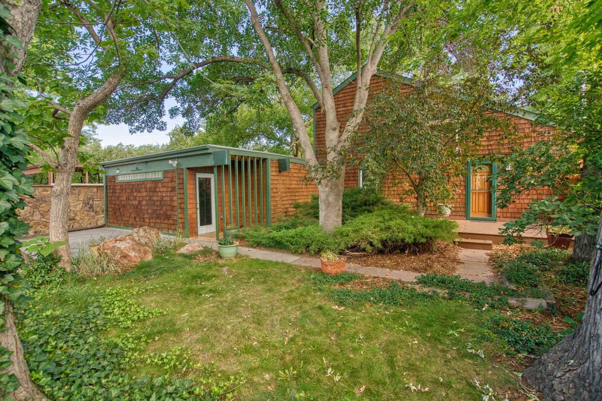 Primary Photo - Charming 4 BD/1.5 BA Gunbarrel Home with G...