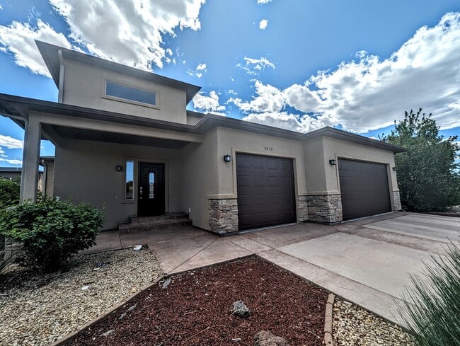 Building Photo - 2979 Fairway View Dr