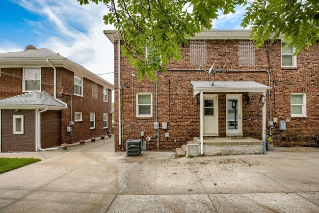 Building Photo - Spacious 3 Bedroom Duplex in the Heart of ...