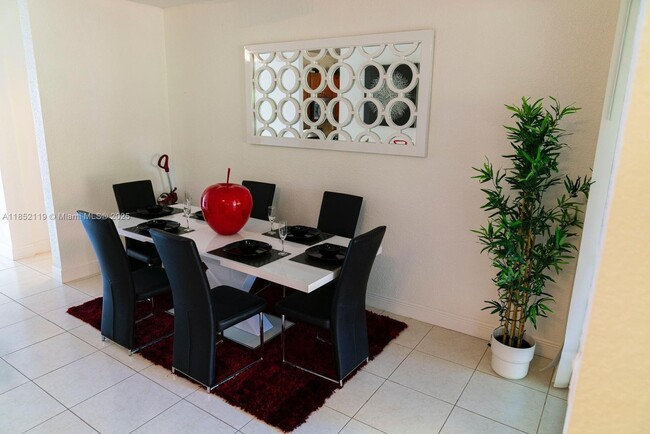Foto del edificio - 9721 NW 9th St