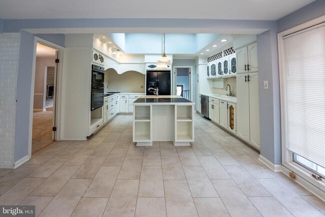 Building Photo - 6438 Woodville Dr