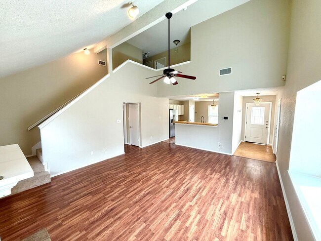 Foto del edificio - AVAILABLE NOW! Two Story 4 Bedroom / 2.5 B...