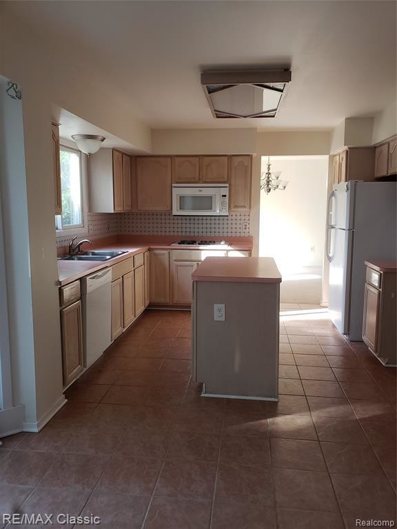 Building Photo - 7175 Aaron Way Dr