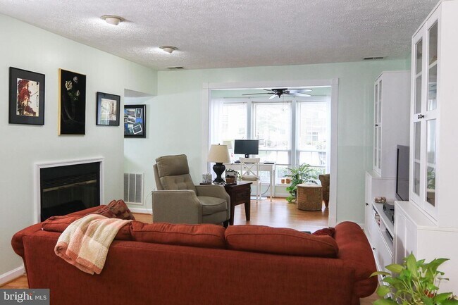 Foto del edificio - 10044 Oakton Terrace Rd