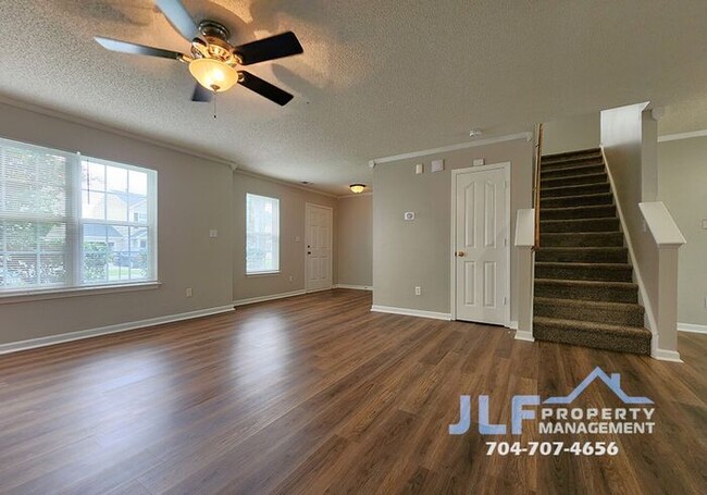 Foto del edificio - PRICE IMPROVEMENT- Beautiful 3/2.5 Home in...