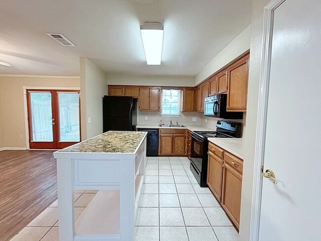 Prime 3 Bed, 2.5 Bath with Fireplace & Fenced Patio! - Prime 3 Bed, 2.5 Bath with Fireplace & Fenced Patio! House