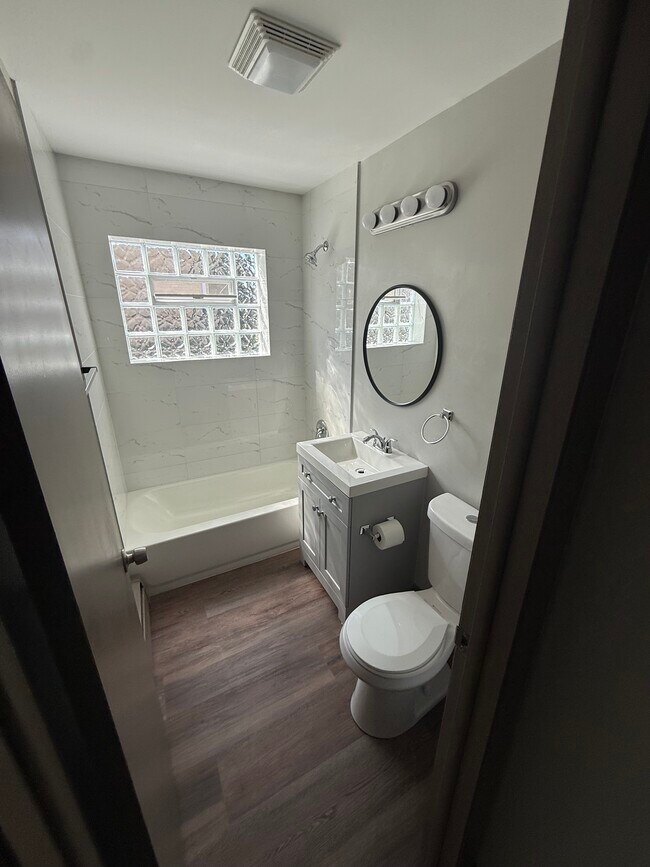 Foto del edificio - 4605 Maple Ave