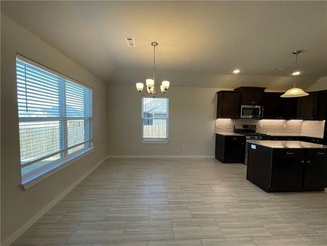 Building Photo - 416 Emerald Woods