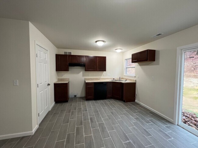 Foto del edificio - 3 Bedroom 2 Bath 2 car garage Home on 5 acres