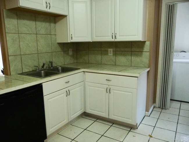 Cocina - 4932 Ithaca St