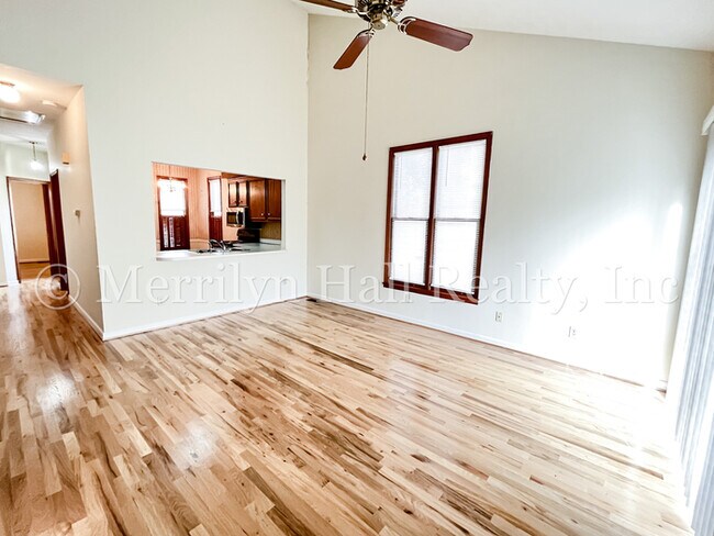 Foto del edificio - Charming Townhome with Garage! Close to the interstate and shopping!