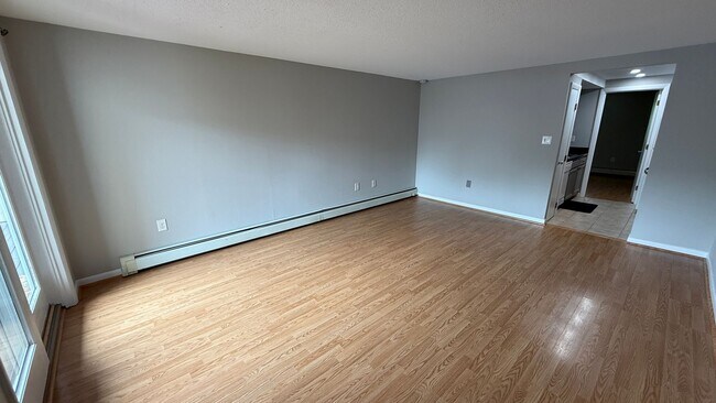 Foto del edificio - Walk to Downtown from this 1 Bedroom 1st F...