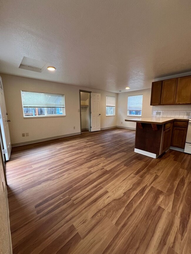 Building Photo - 1038wa