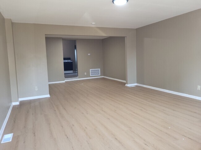 Building Photo - 388 Monroe St