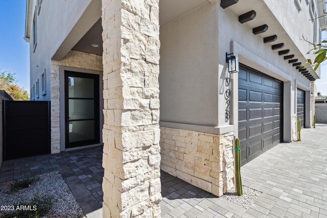 Building Photo - 902 W Hazelwood St