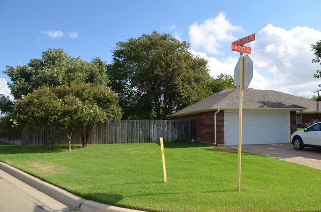 Building Photo - Fantastic 4BR/2BA in Highly Sought After Country Trails!