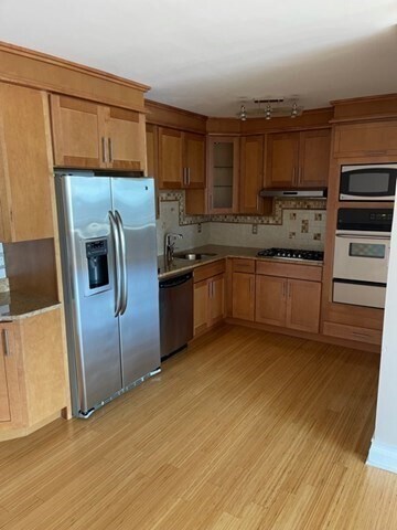 Building Photo - 65 E India Row