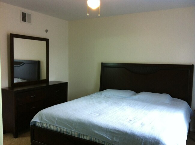 Foto del edificio - 2100 College Dr.