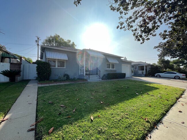 Foto del edificio - Panorama City 2+1 house w/garage + backyard! (8062 Lennox)