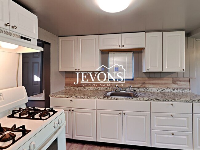 Foto del edificio - Jevons Property Management Presents 2 Bedrooms, 1 Bathroom Apartment near State Fair Park in down...