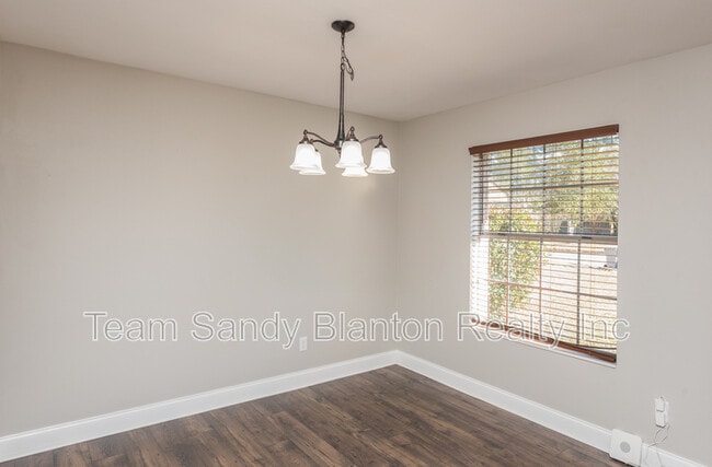 Building Photo - 8238 Li Fair Dr