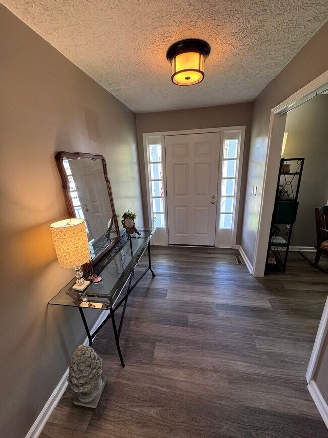 Building Photo - 3 Bed/3 Bath.  Pet Friendly.  Master on Main