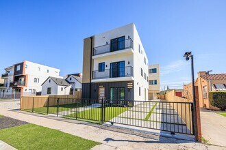 Building Photo - 2424 S West View St