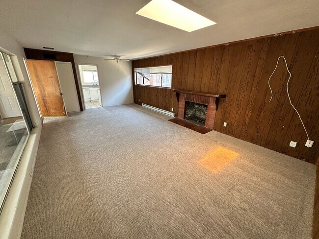 Building Photo - House Extremely Close to Campus!! Massive ...