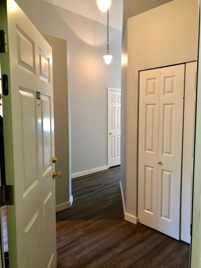 Building Photo - Vaulted Ceilings, Fireplace, LVP Flooring,...