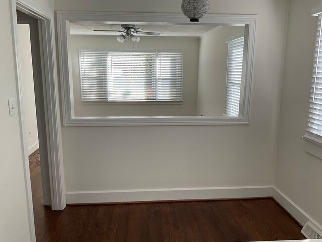 Building Photo - Cute 2 bedrooms, 1 bath
