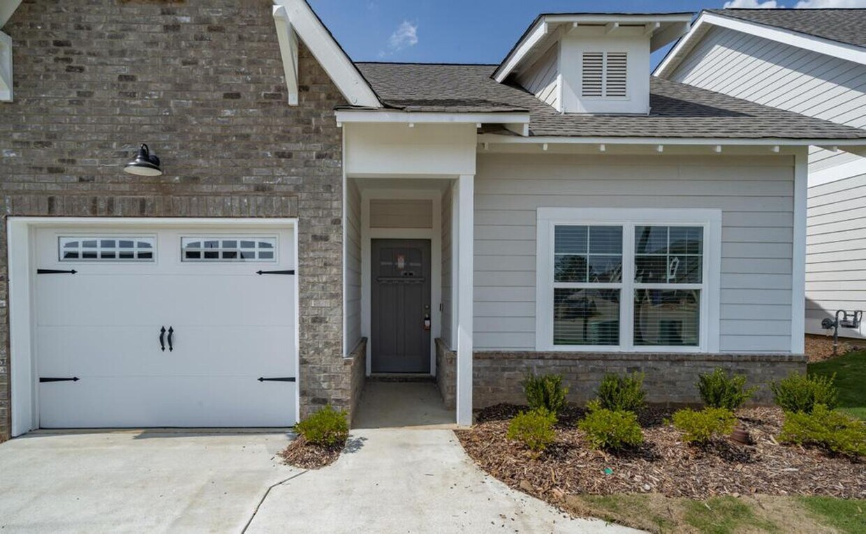Foto principal - One level home with garage!