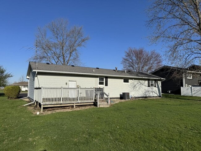 Building Photo - 402 S Stockdale Ln
