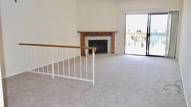 Building Photo - Fabulous Top Floor Sunny Condo Overlooking...